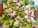 Κοτόπουλο με μπρόκολο και μανιτάρια stir Fry