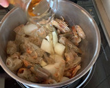 Foto del paso 7 de la receta: Cazuela de merluza y langostinos con su caldo