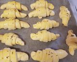 Köményes kifli 🥐 recept fázis 3 fotója
