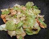 รูปขั้นตอนการทำที่ 3 ของ ผัดกะหล่ำปลีใส่เนื้อไก่กริล