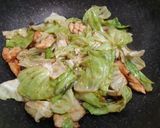 รูปขั้นตอนการทำที่ 3 ของ ผัดกะหล่ำปลีใส่เนื้อไก่กริล