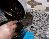صورة لخطوة 3 من وصفة كيكة شوكولا من الذ انواع كيك بدون دقيق مع صوص شوكولا رائع