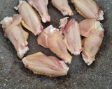 Foto del paso 2 de la receta: Arroz al wok con alitas de pollo y con cebolla, zanahoria y pimientos a la mantequilla y yakiniku