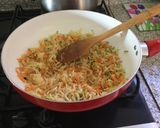 Foto del paso 2 de la receta: Tortilla de mix de verduras y fideos