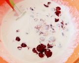 Palacsintatésztás szórt meggyes recept fázis 2 fotója