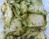 Foto del paso 2 de la receta: Orecchiette con chalotas, tomate, calabacín y pesto de albahaca