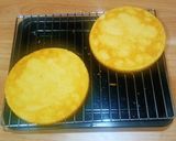 Foto langkah ke 4 dari resep Victoria Sandwich Sponge Cake.