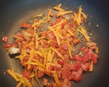 Foto del paso 2 de la receta: Pollo desmenuzado en salsa de tomate..