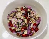 Foto langkah ke 3 dari resep Ikan asin + sambal matah.