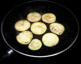 Foto del paso 4 de la receta: Berenjenas a la plancha con aliño de ajo, perejil y aceite de oliva