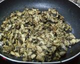 Foto del paso 2 de la receta: Tortilla de champiñones con ajito y perejil