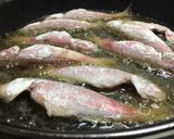 Foto del paso 2 de la receta: Salmonetes en fritada con ajos tiernos, patatas y huevo