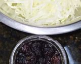 Foto del paso 1 de la receta: Ensalada de repollo y pasas de uva 🍇