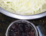 Foto del paso 1 de la receta: Ensalada de repollo y pasas de uva 🍇