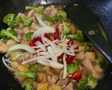 Foto langkah ke 4 dari resep Ayam Brokoli Saus Tiram ala Kiena.