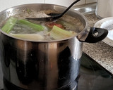Foto del paso 3 de la receta: Caldo de Pollo Casero