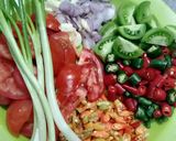 Foto langkah ke 2 dari resep Sambal Tomat Ikan Asin Klotok.