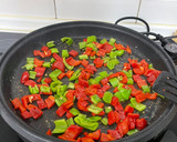 Foto del paso 2 de la receta: Salmón con pimientos y salsa de soja