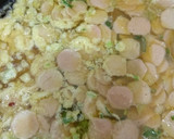 Foto langkah ke 3 dari resep Telur dadar sosis.