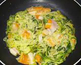 Foto del paso 5 de la receta: Espaguetis de calabacín con langostinos o delicias de mar