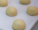 Foto langkah ke 2 dari resep Korean Cream Cheese Garlic Bread.