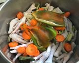 Foto del paso 4 de la receta: Caldo de patitas de pollo