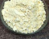 A picture of step 1 of Pyaz ke pakode.