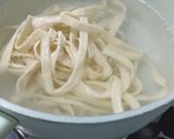 Foto langkah ke 2 dari resep Mie Lebar Ayam Kuah simple.