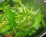 Hình bước làm 2 của món Canh rau muống nấu tôm càng xanh chua cay