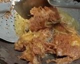 Foto langkah ke 6 dari resep Ayam Goreng Kremes.
