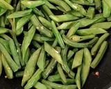 Foto del passaggio 3 della ricetta Stir-fry di taccole e fagiolini