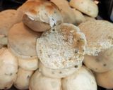 Foto del paso 4 de la receta: Pancitos saborizados de cebolla, aceitunas y ajos