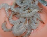 Foto langkah ke 1 dari resep Udang Jamur Tiram Lada Hitam.