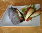 Foto del paso 14 de la receta: Bocata de calamares con pan negro con tinta de calamar y cucuruchos de calamares con ensalada