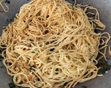Foto langkah ke 4 dari resep Mie Goreng Topping Ikan.