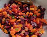 बीटरूट - गाजर शोरबा (beetroot gajar shorba recipe in marathi) रेसिपी स्टेप 2 फोटो 