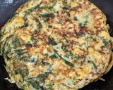 Foto del paso 3 de la receta: Tortilla de espinaca y choclo 🥬🌽