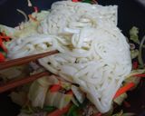 A picture of step 7 of Quick 10-Minute! Easy Stir-Fried Udon with Noodle Sauce.