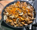 Une image de l'étape 20 de Poulet caramélisé au gingembre, champignons et carottes.