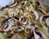 Foto del paso 4 de la receta: Hongos salteados con cebolla