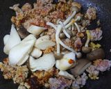 รูปขั้นตอนการทำที่ 1 ของ หมูผัดน้ำพริกเผาแบบง่ายๆ