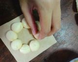 A picture of step 4 of Pon de ring donut.