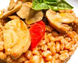 Foto del passaggio 5 della ricetta Farro spadellato con pomodori datterini e champignon