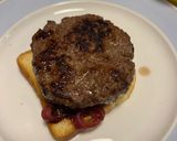 Foto del passaggio 5 della ricetta Hamburger tipo kofta semplificato con cipolla caramellata e zucchine