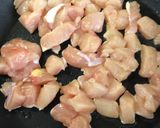 Foto del paso 4 de la receta Arroz caldoso con alcachofas, ajos tiernos y pollo