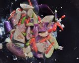 Foto langkah ke 3 dari resep Tumis Terong Ikan Asin.