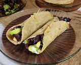 Foto del paso 5 de la receta: 🌮🍗🌯 Fajitas de pollo con palta, cebolla morada, lechuga, queso y mayonesa de pepinillo 🌯🍗🌮