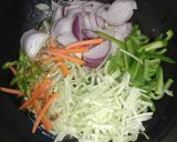व्हेज हाका नूडल्स (veg hakka noodles recipe in marathi) रेसिपी स्टेप 2 फोटो 