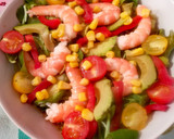 Foto del paso 2 de la receta: Ensalada de langostinos, aguacate y tomates cherry