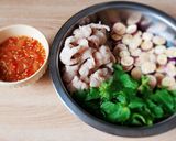 Hình bước làm 4 của món Gỏi CHÂN GÀ, CÀ PHÁO với TÔM chua